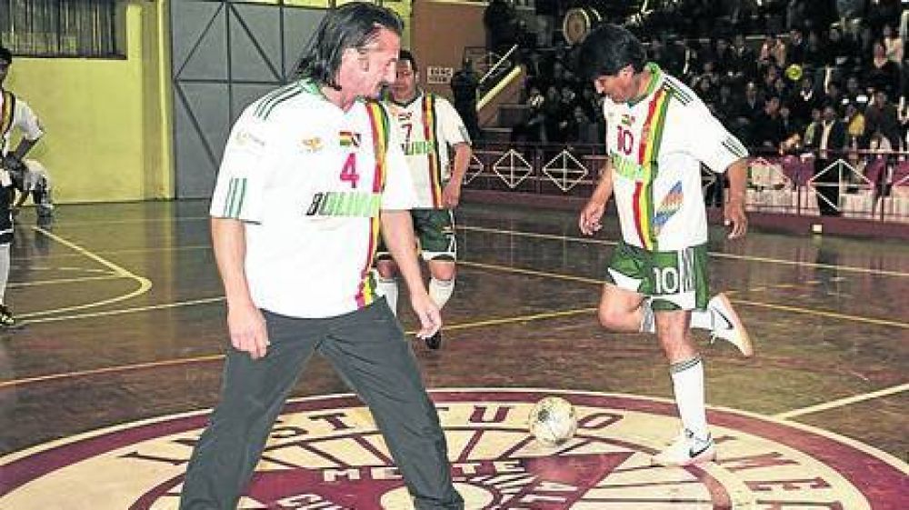Evo Morales y Sean Penn, f�tbol y pol�tica en el altiplano