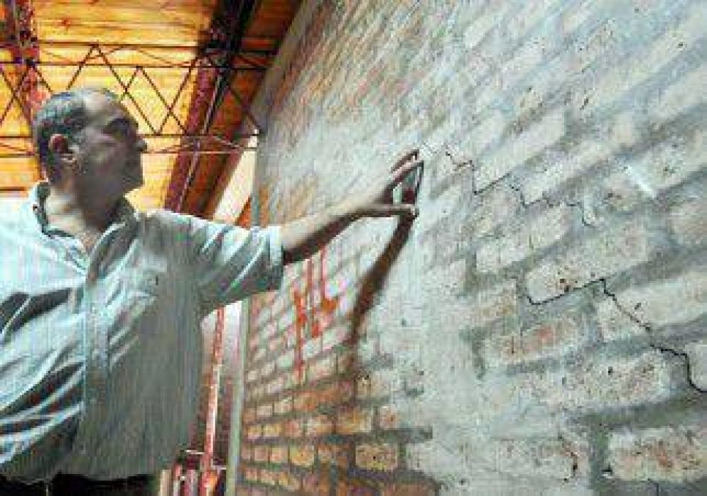 El municipio clausur� el CPEM 25 por grietas en una de las paredes 