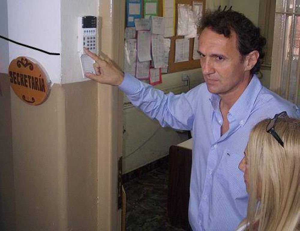 Katopodis present� botones antip�nico para las escuelas