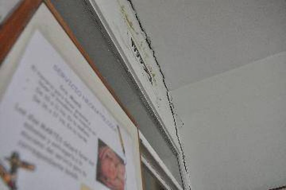 Una grieta divide en dos el edificio del hospital de Roca