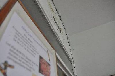 Una grieta divide en dos el edificio del hospital de Roca