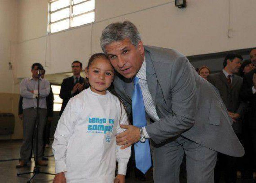 El Gobierno entregar� 384 computadoras en cuatro colegios