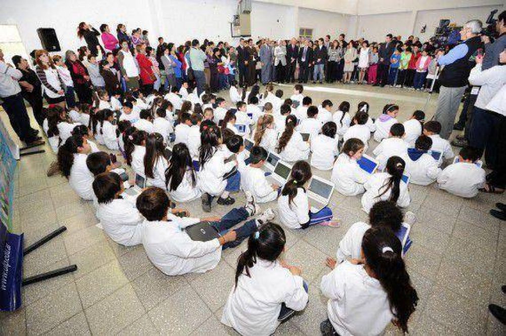 148 netbooks m�s para dos escuelas de Villa Mercedes