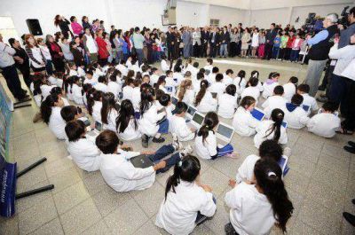 148 netbooks m�s para dos escuelas de Villa Mercedes