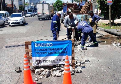 Quilmes: intensifican los trabajos de bacheo en el centro del distrito