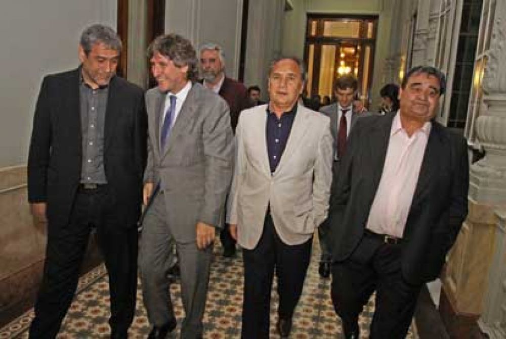 El Intendente Ferraresi asisti� a la sesi�n del Senado Nacional en donde se aprob� el presupuesto 2013