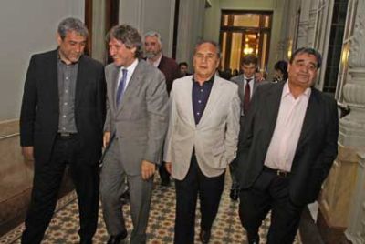 El Intendente Ferraresi asisti� a la sesi�n del Senado Nacional en donde se aprob� el presupuesto 2013