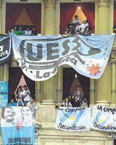 Una ley promulgada con ritmo adolescente