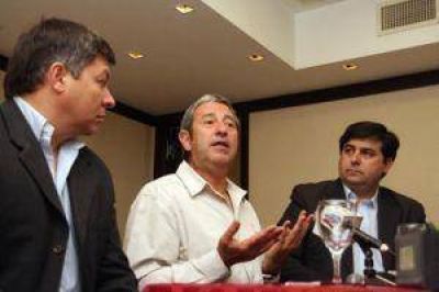 �Quien dice tres, dice cuatro�. Para Cobos el kirchnerismo avanzar� en la reelecci�n indefinida