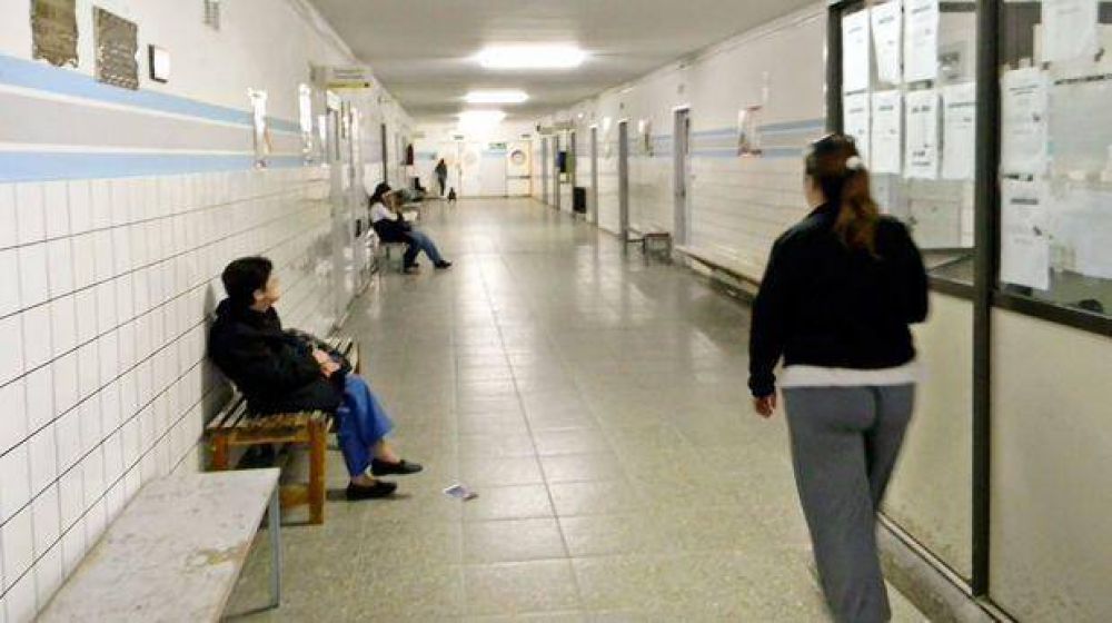 Hospital: enfermeros becarios retienen servicios por falta de pago de haberes