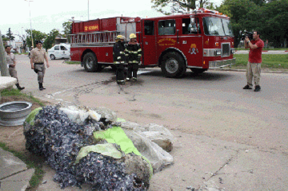 Principio de incendio en deposito de empresa de transporte