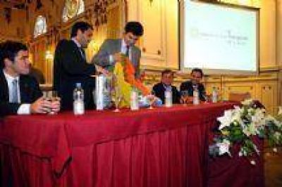 Urtubey e Isa lanzaron el Programa de Formaci�n Pol�tica en Salta