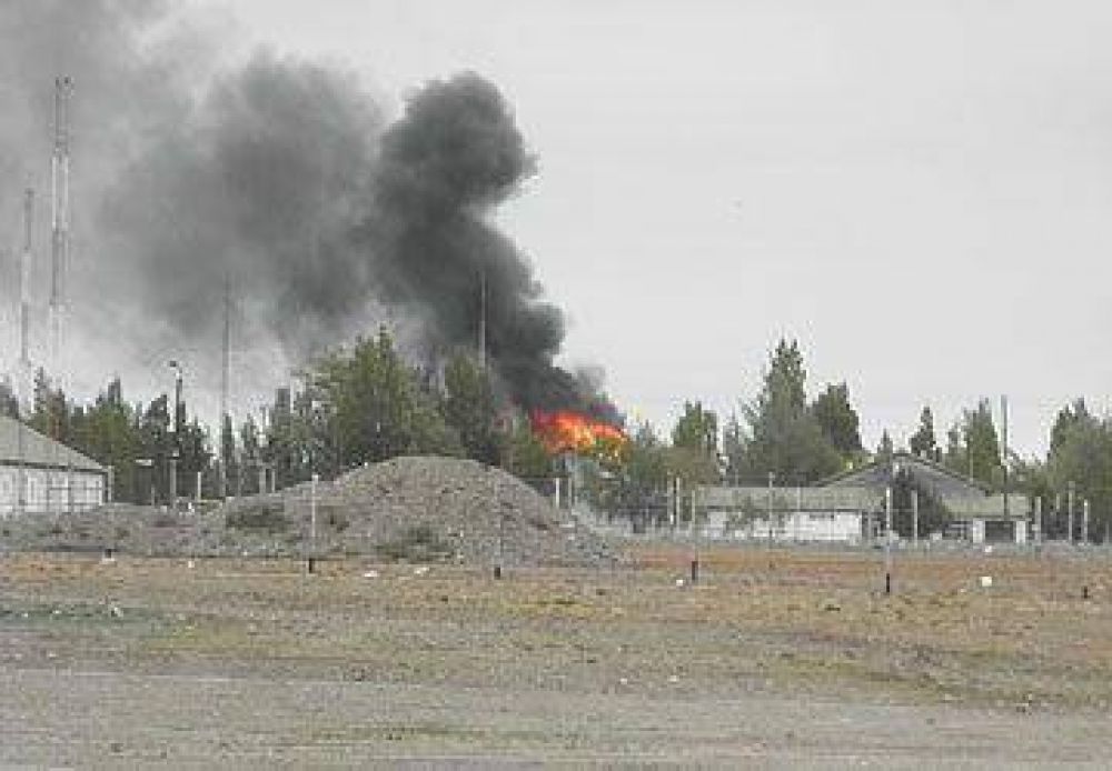 Ej�rcito: voraz incendio en la sala de armas