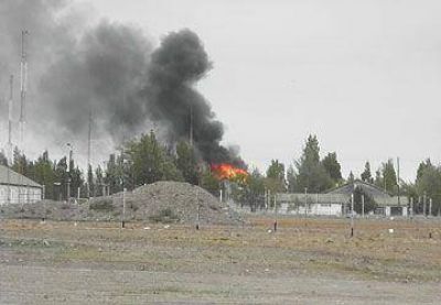 Ej�rcito: voraz incendio en la sala de armas