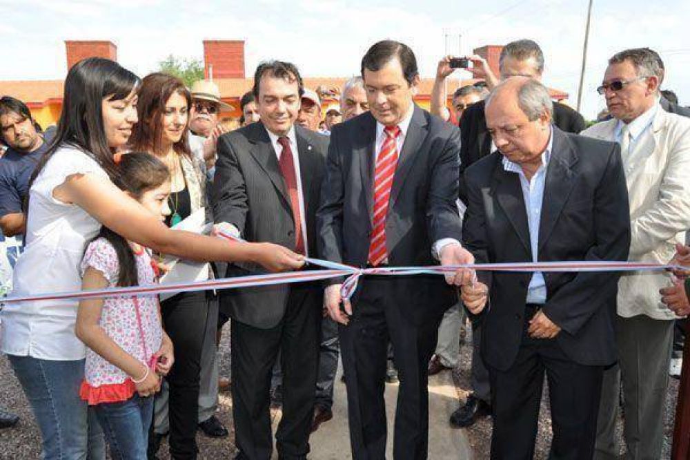 Zamora entreg� viviendas en A�atuya
