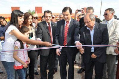Zamora entreg� viviendas en A�atuya