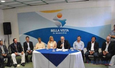 Colombi lleva el Gobierno a comunas K y reclama descentralizar los estados