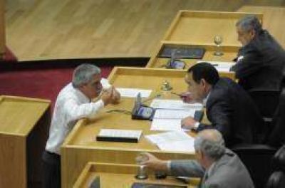 El bloque del PJ aguarda con tensi�n la vuelta de Alperovich