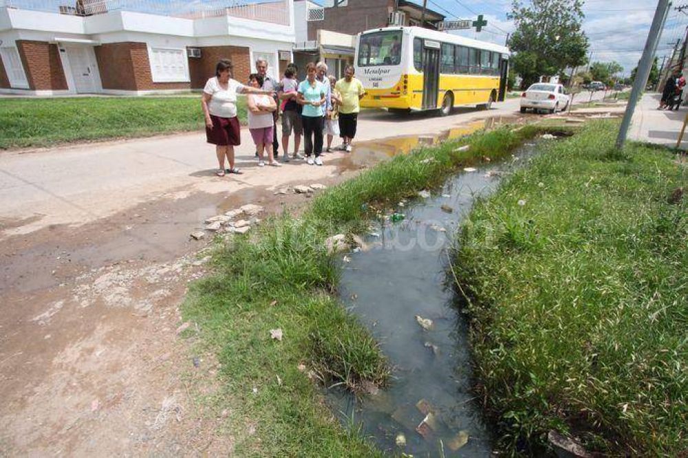 En barrio Transporte hicieron la vereda pero taparon el desag�e