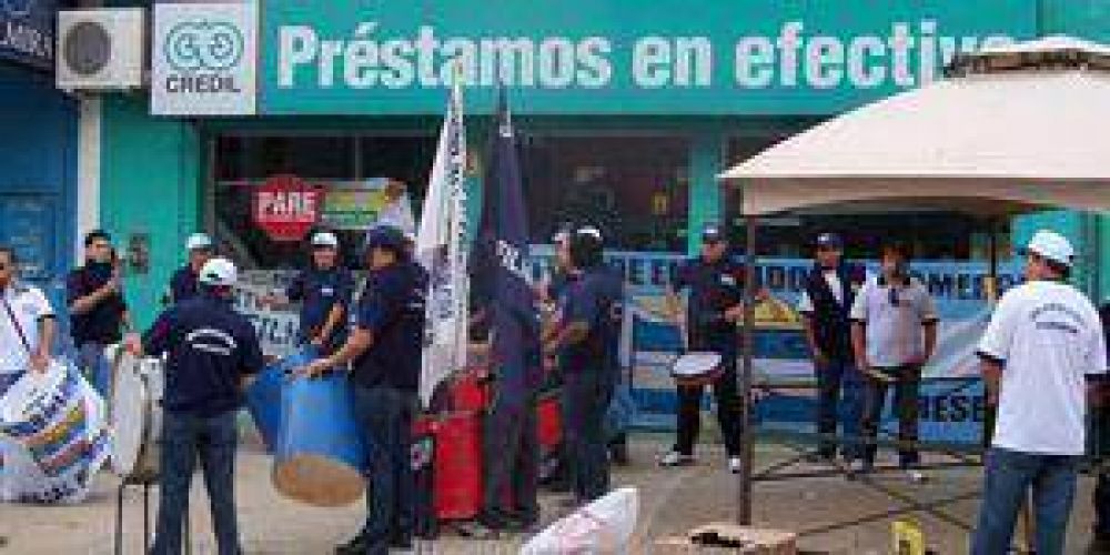  Protesta de mercantiles por despidos en una financiera