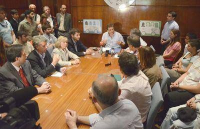 Pulti exhibi� copias de las nuevas tarjetas que desde hoy podr�n ser tramitadas por los beneficiarios del servicio