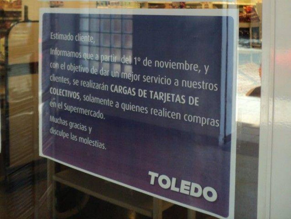 Oyentes denuncian que la cadena de supermercados Toledo les exige realizar una compra para poder cargar la tarjeta del colectivo
