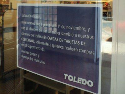 Oyentes denuncian que la cadena de supermercados Toledo les exige realizar una compra para poder cargar la tarjeta del colectivo