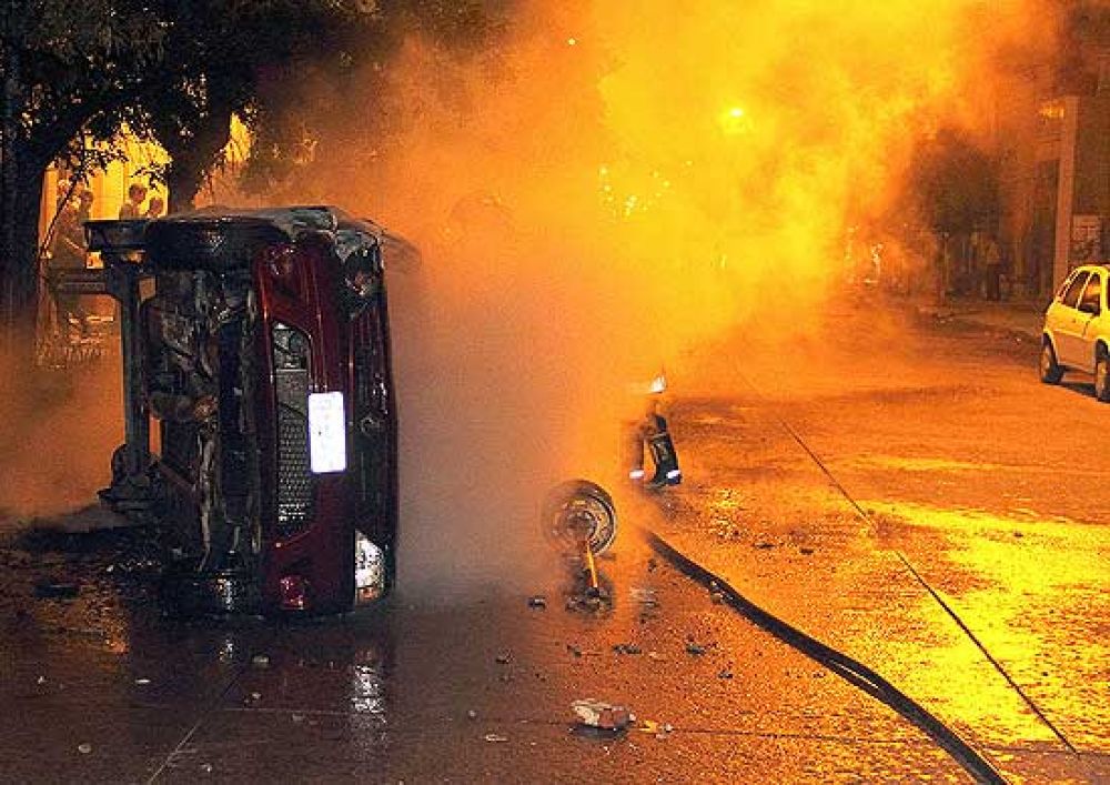  Durante la protesta, se quemaron las actuaciones del peritaje realizadas en el arroyo