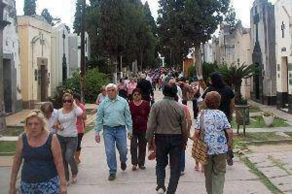 Gran cantidad de gente visit� el cementerio en el D�a de los Difuntos
