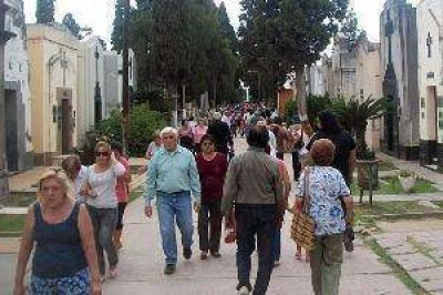 Gran cantidad de gente visit� el cementerio en el D�a de los Difuntos