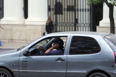Manejar y usar el celular es la infracci�n que m�s se increment� en la ciudad