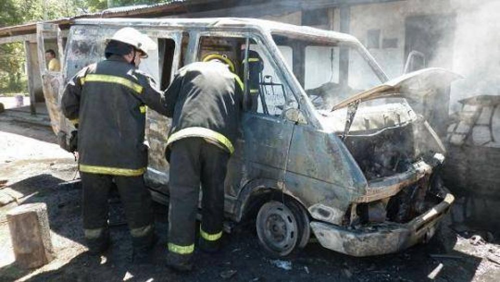 Se incendi� por completo un veh�culo municipal en Mechita