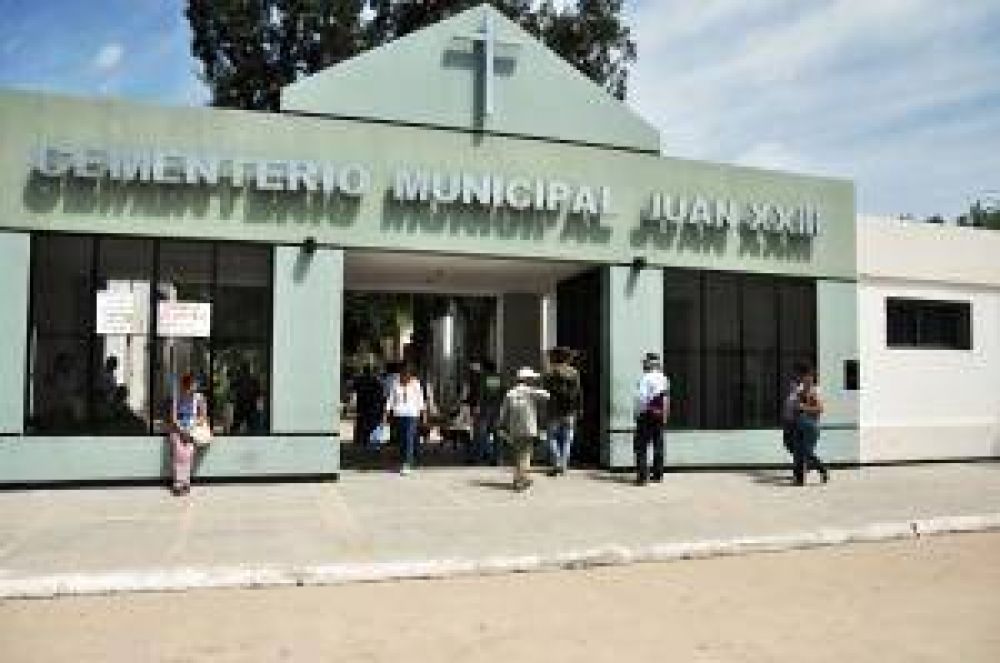 Gran afluencia de p�blico durante todo el d�a en el Cementerio Juan XXIII