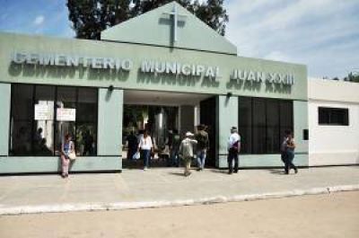 Gran afluencia de p�blico durante todo el d�a en el Cementerio Juan XXIII