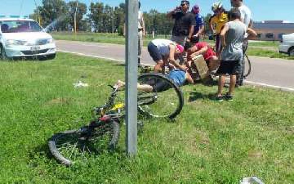 Ciclista fue embestida por un autom�vil en la Avenida Brunengo