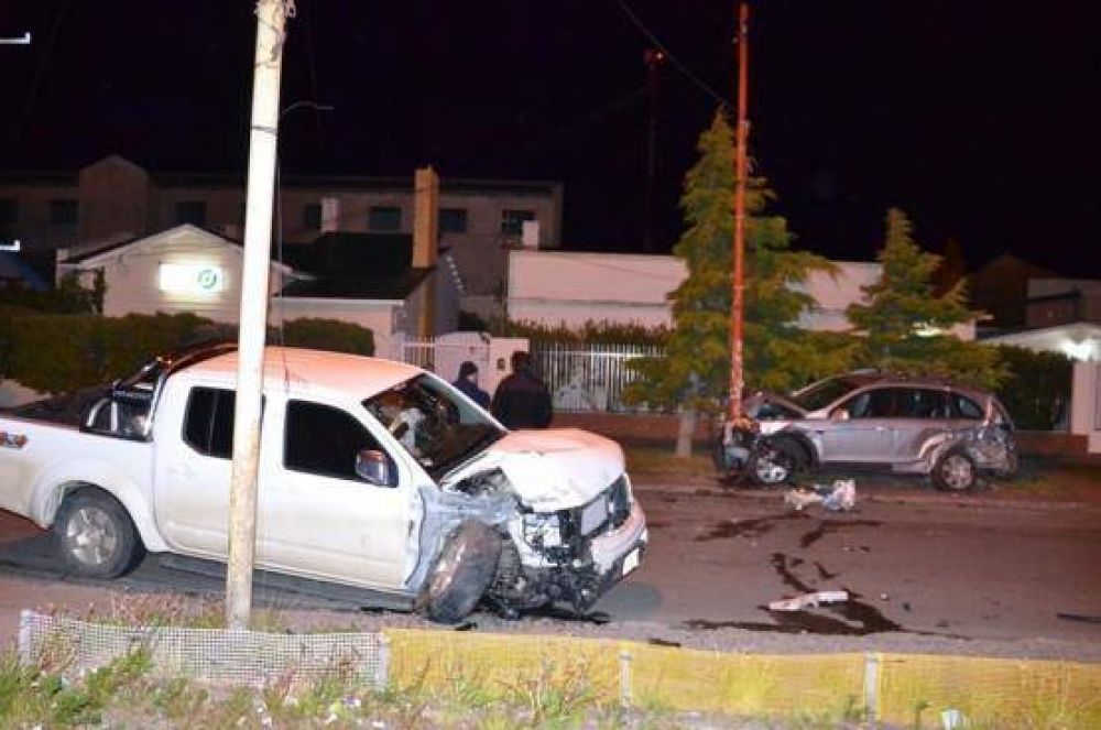 Incre�ble choque: Se estrell� contra una camioneta estacionada y sali� caminando