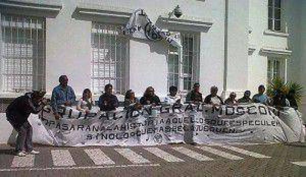 Ex ypefianos se encadenaron frente a la administraci�n de YPF 