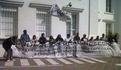 Ex ypefianos se encadenaron frente a la administraci�n de YPF 