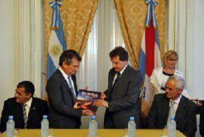 El Intendente firm� convenio con el Gobernador Sergio Urribarri