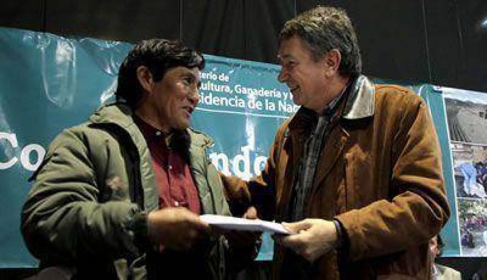 El Hoyo: Yauhar entreg� aportes por $10 millones para Chubut y R�o Negro.