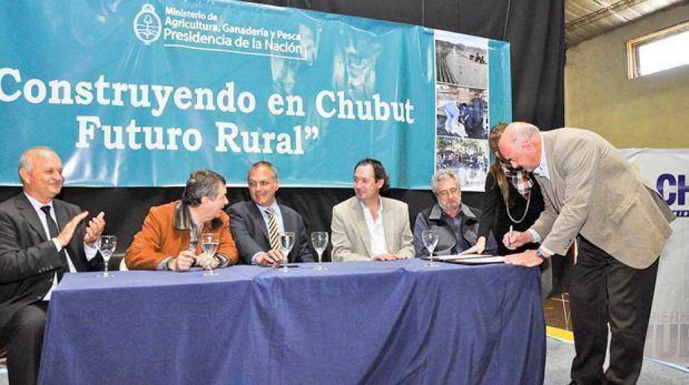 Buzzi firm� acuerdo para potenciar la producci�n de fruta fina en la Comarca