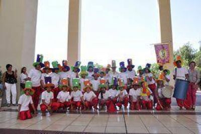 Las escuelas albergues festejan con cuecas y murgas