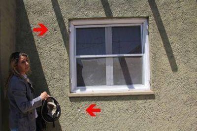 �Por venganza le disparan ocho veces contra la casa?	