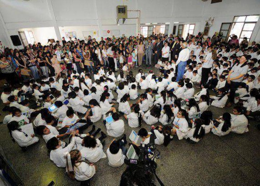 373 alumnos de cuatro escuelas capitalinas ya disfrutan su nueva compa�era digital