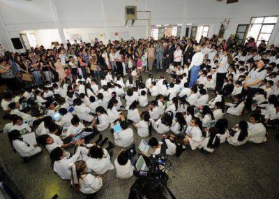 373 alumnos de cuatro escuelas capitalinas ya disfrutan su nueva compa�era digital