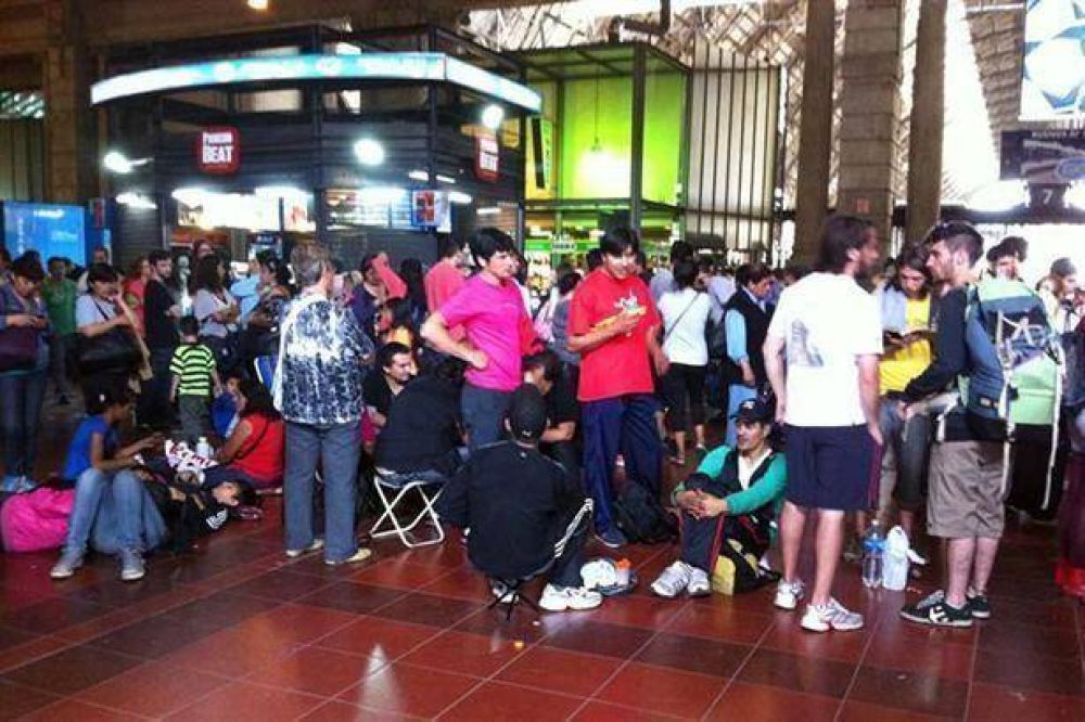 Caos en Retiro en el inicio de la venta de pasajes de trenes para las Fiestas
