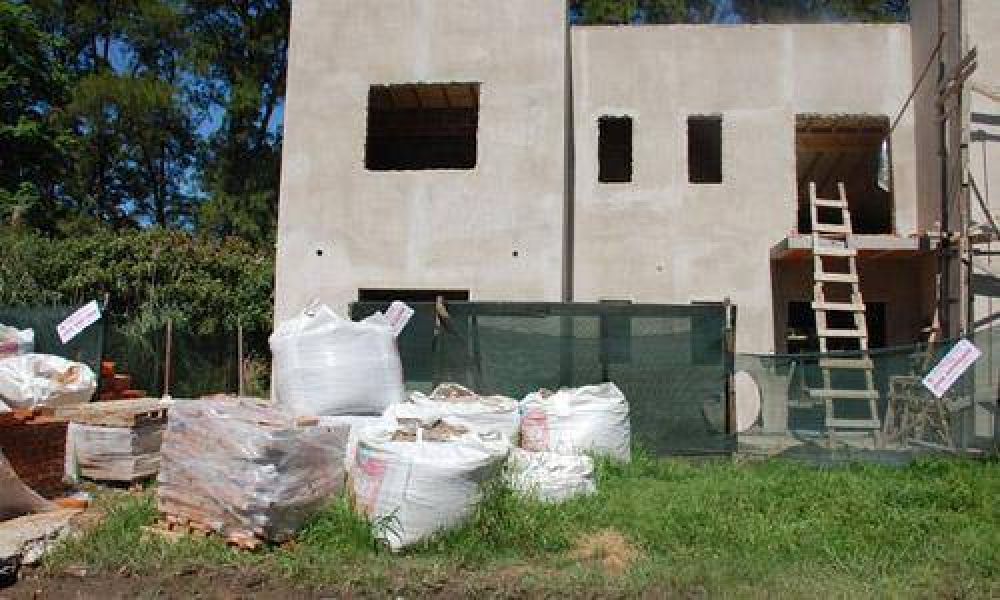 Paralizan obras clandestinas en tres barrios cerrados