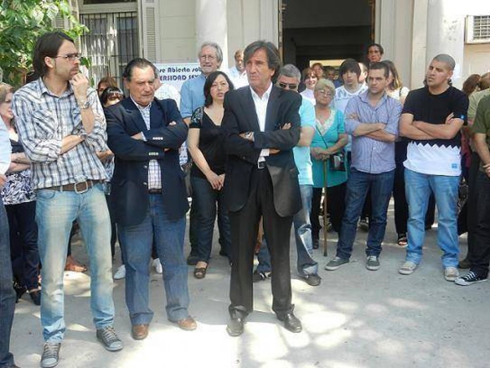 EL PAMI LE ENTREG� TRES NUEVAS AMBULANCIAS AL HOSPITAL GANDULFO DE LOMAS DE ZAMORA
