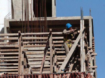 Dos obreros resultaron heridos tras caer de un edificio en construcci�n