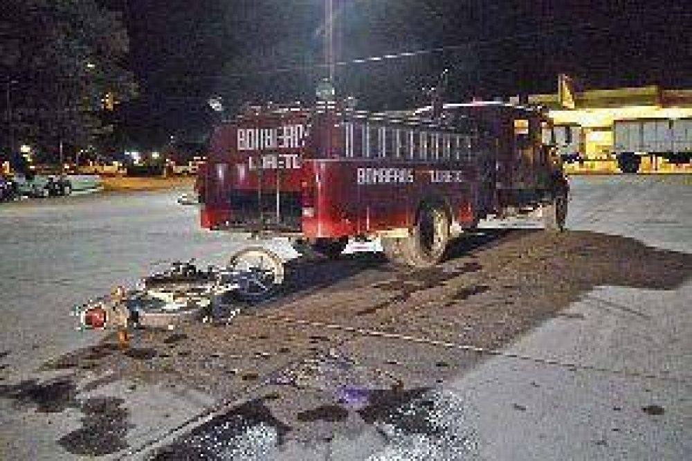 Motociclista muri� en un choque y la autobomba que se dirig�a al hecho se qued� sin frenos y aplast� a un ni�o